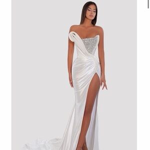 Elegant White Strapless Gown with Crystal